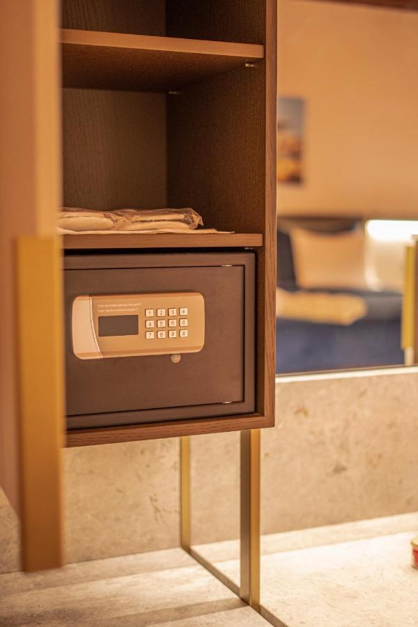 Han 1772 Hotel Istanbul Exterior foto A safe in a hotel room