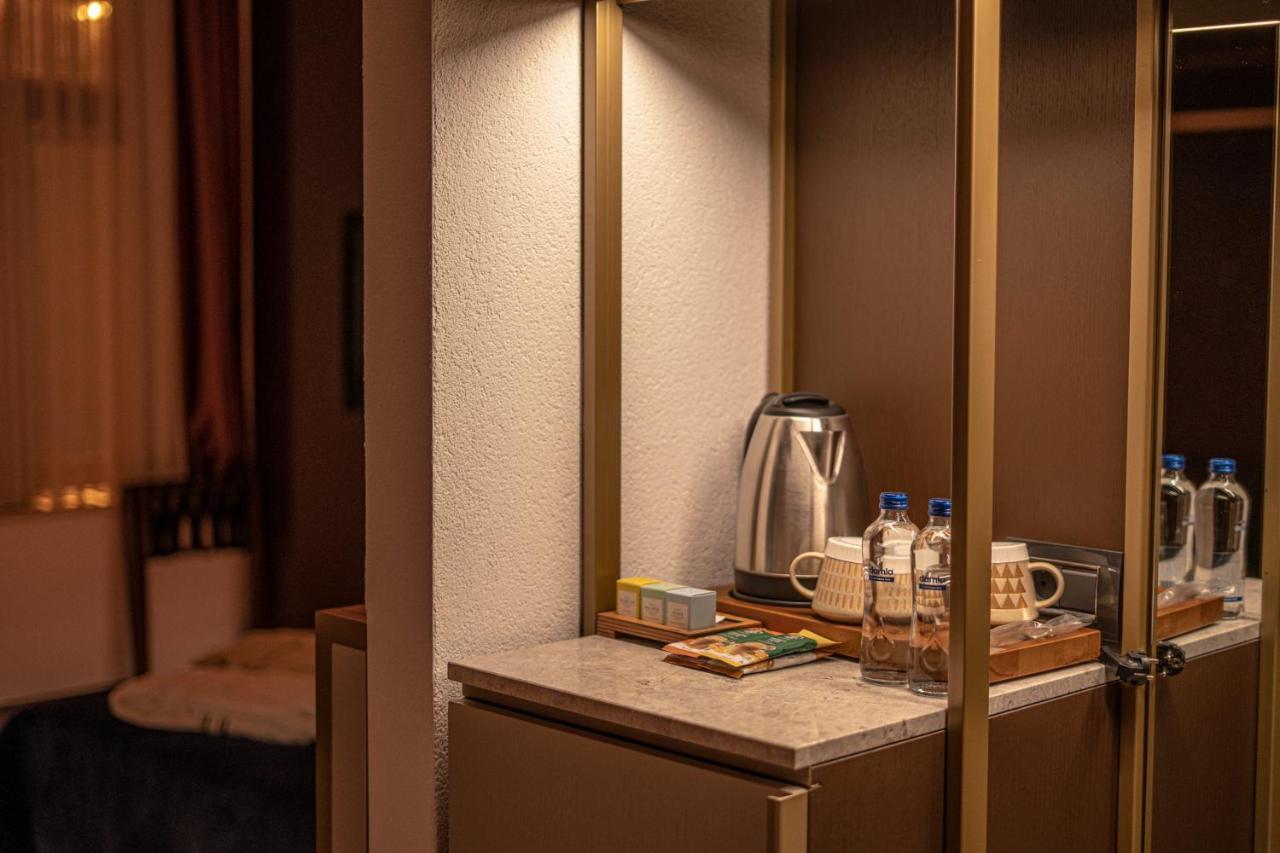 Han 1772 Hotel Istanbul Exterior foto A wet bar in a hotel room